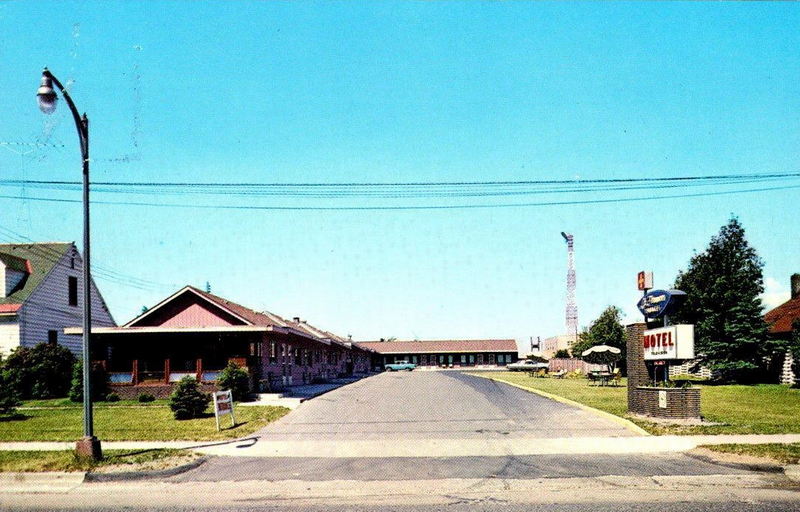 LaFrance Terrace Motel (Freedom Inn) - Vintage Postcard (newer photo)